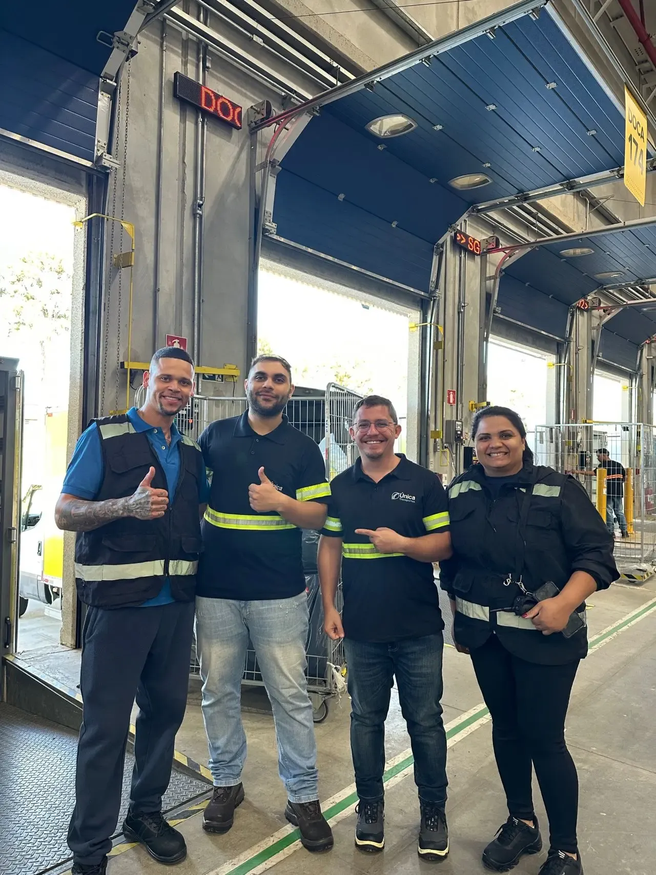 Equipe da Única Transportes em doca de carregamento