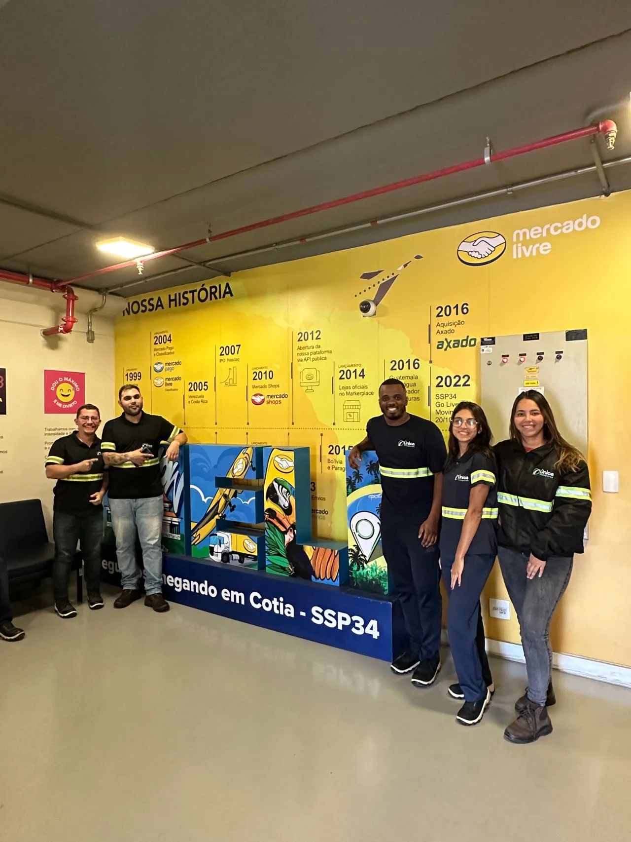 Equipe da Única Transportes em operação com cliente