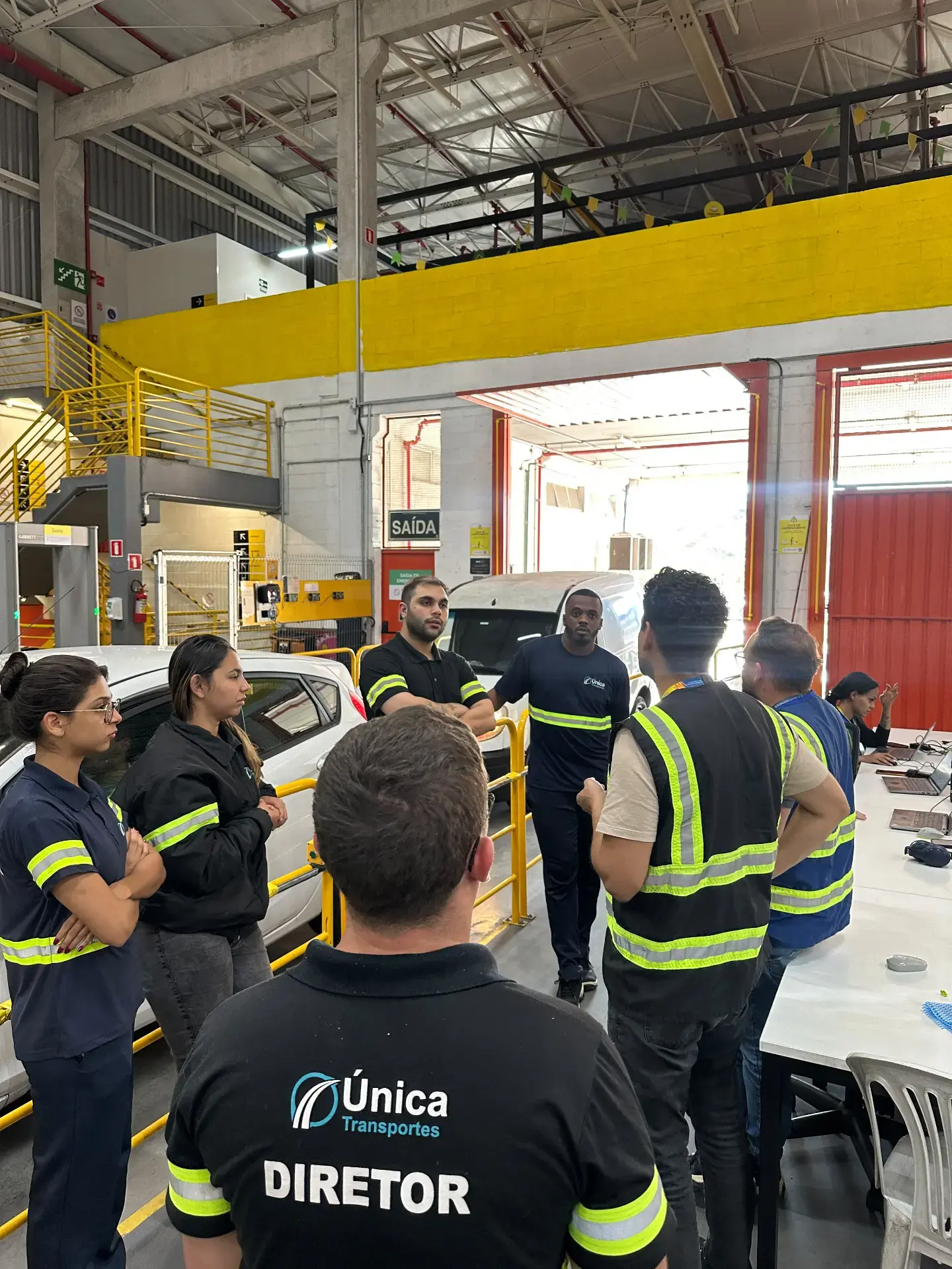 Equipe da Única Transportes em alinhamento operacional